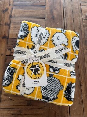 Peanuts Yellow & Black Character Fleece Throw